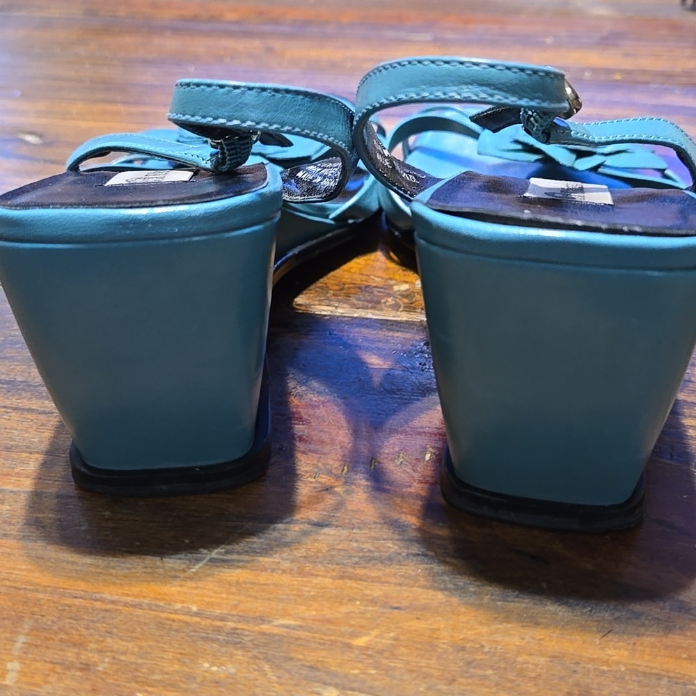 Etienne Aigner Petal Teal Floral Leather Sandals Size 8 - Picture 4 of 9